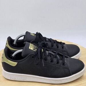 Sleek Adidas Black and Gold Sneakers. Women’s 37 1/3 euro Size 6. Like new.